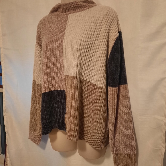 Elegant Patchwork Turtleneck Sweater - Picture 6 of 10
